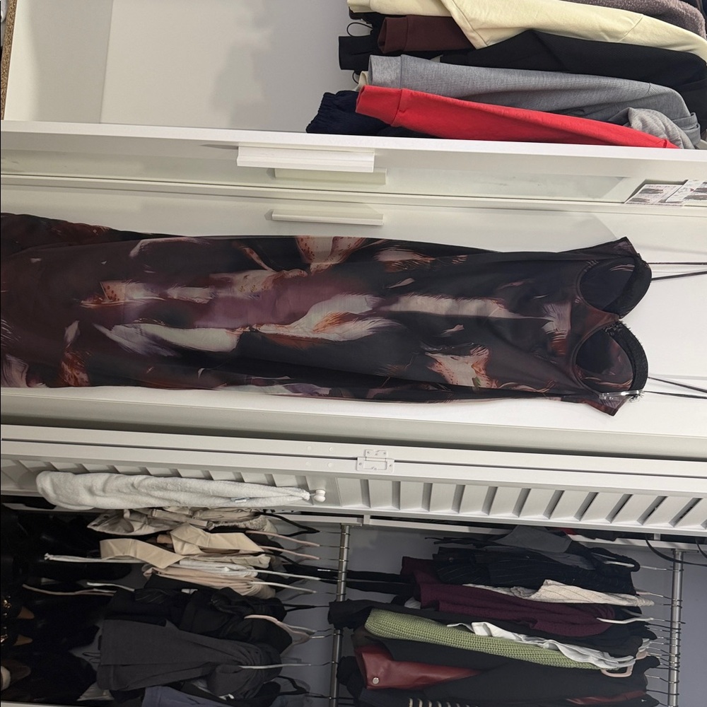 Elegant Black and Red Sleeveless Dress